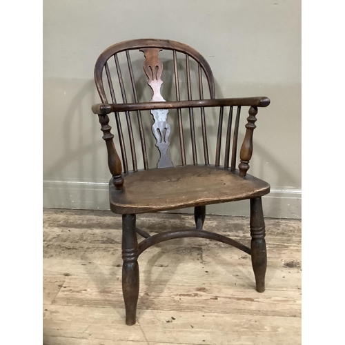 279 - An elm Windsor chair with spindle and splat back on turned cut-down legs