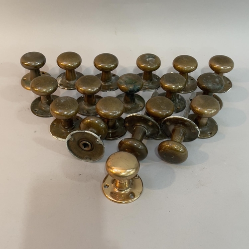 250 - A collection of 19 brass door knobs