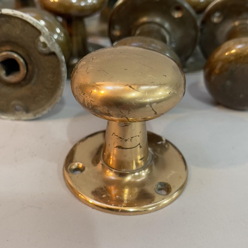 250 - A collection of 19 brass door knobs