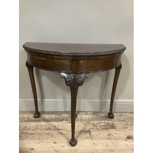 252 - An early twentieth century mahogany card table with gadroon rim having a pull out back leg with hidd... 