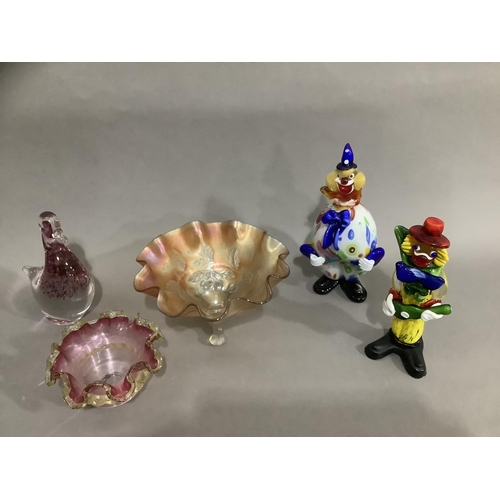 95 - Two Murano glass clowns, a carnival glass bowl, a cranberry glass bowl having frilled rim and aventu... 