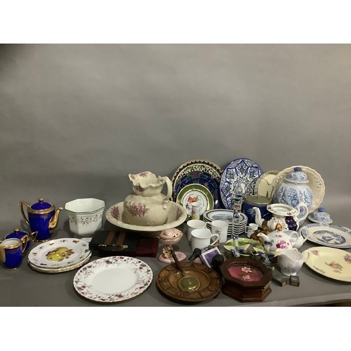 40 - A large quantity of ceramics including toilet jug and bowl, decorative plates, commemorative plates,... 