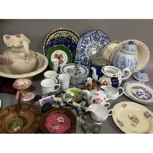 40 - A large quantity of ceramics including toilet jug and bowl, decorative plates, commemorative plates,... 