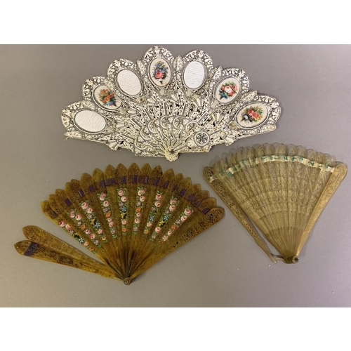 36 - 18th to 20th century brisé fans: a c 1820’s tortoiseshell fan with pointed sticks, pierced, alternat... 