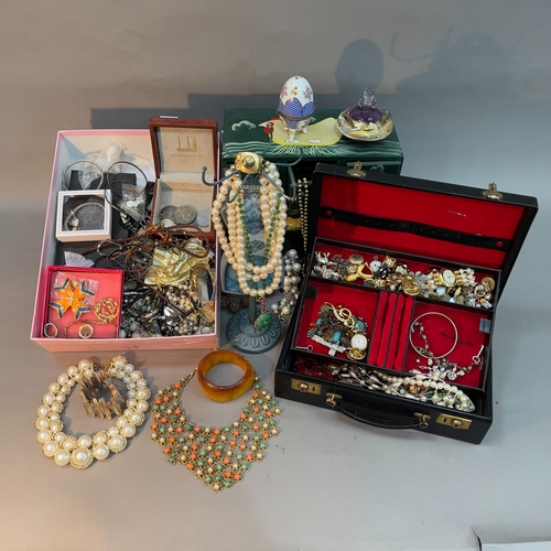 200B - A collection of mid to late 20th century costume jewellery including earrings, brooches, necklaces a... 