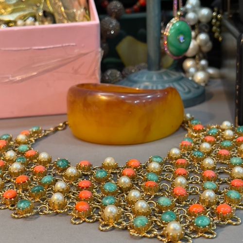 200B - A collection of mid to late 20th century costume jewellery including earrings, brooches, necklaces a... 