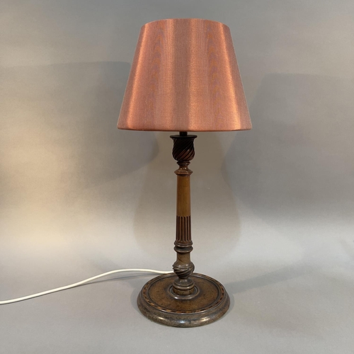 42 - AN EARLY 20TH CENTURY MAHOGANY AND INLAID TABLE LAMP HAVING A WRITHEN AND FLUTED COLUMN, the dished ... 