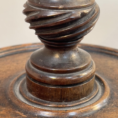 42 - AN EARLY 20TH CENTURY MAHOGANY AND INLAID TABLE LAMP HAVING A WRITHEN AND FLUTED COLUMN, the dished ... 