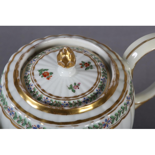 104 - AN 18TH CENTURY TEAPOT, the lid having an acorn gilt finial, the fluted body of barrel shape painted... 