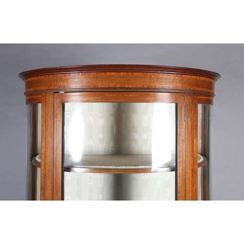 405 - AN EDWARD VII MAHOGANY AND SATINWOOD BOW FRONTED DISPLAY CABINET, crossbanded, having a moulded corn... 