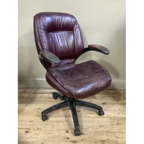 464 - An executive leather upholstered swivel chair