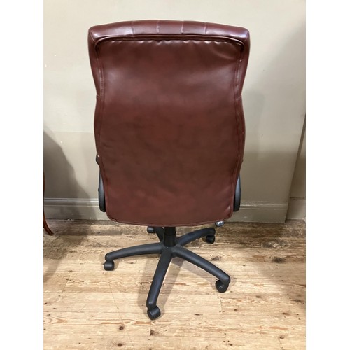 467 - A swivel office chair in burgundy leather effect upholstery