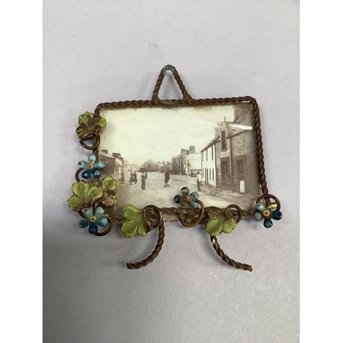 55 - A Victorian cold painted gilt wire miniature photograph frame with hanging loop. 6.5cm x 7cm