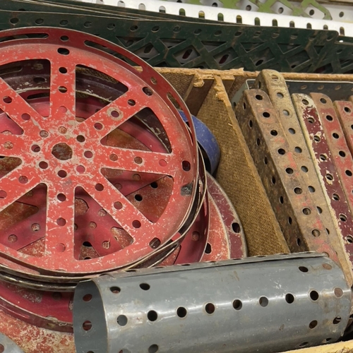 99 - A quantity of Meccano in a three-tier wooden case, including a large number of brass gears, pinions ... 