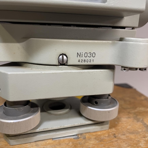 40 - A pre-1990, boxed Nivellier Ni 030 engineers level with Zeiss Jena optics and instruction manual