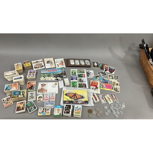 160 - A large quantity of mixed cigarette and trade cards, including Captain Scarlett and the Mysterons, U... 