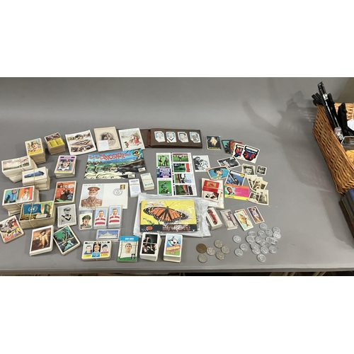 160 - A large quantity of mixed cigarette and trade cards, including Captain Scarlett and the Mysterons, U... 