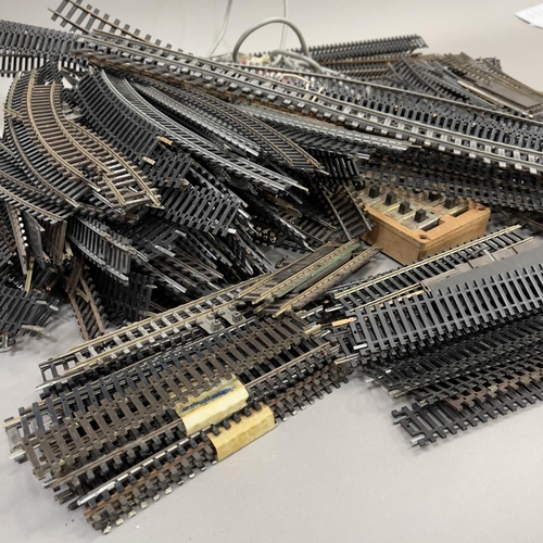 101 - A good amount of Hornby 00 track comprising of straights, curves of differing radii, left and right ... 