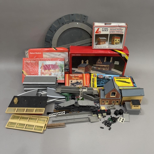 102 - A collection of Hornby 00 trackside components, comprising a turntable, an R593 town station (boxed)... 