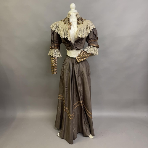 316 - Edwardian Period fashion: a quite lavish two-piece ensemble in a lightweight cappuccino silk, lined ... 