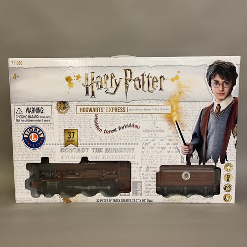 182 - A battery operated Harry Potter Hogwarts Express remote control train set by Hornby Lionel, includin... 