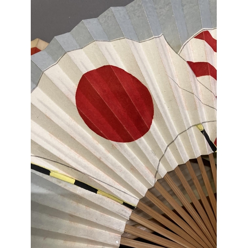 121 - Military Interest: a selection of WW2 Japanese fans, with various points of interest, including the ... 