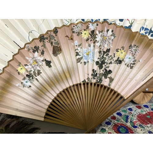 131 - Oriental fans: A selection of folding fans to include 3 Chinese feather fans mounted on pierced bone... 