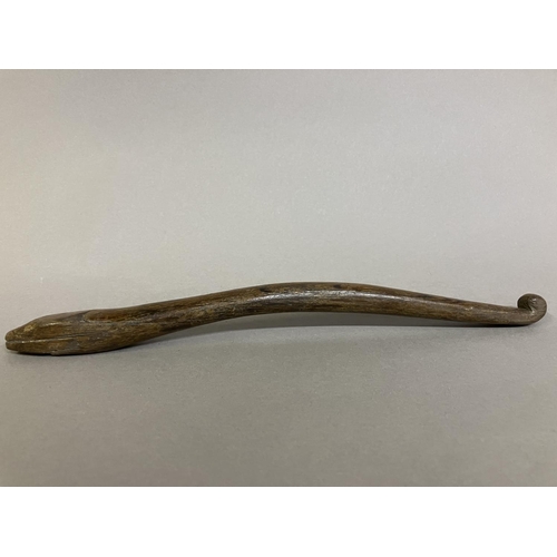 259 - A 19th century wooden knitting stick, with a snake’s head, approx. 26.5cm (Shipping category C)