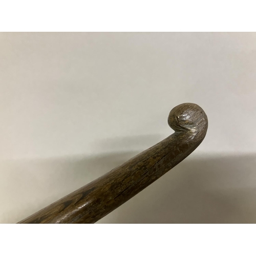 259 - A 19th century wooden knitting stick, with a snake’s head, approx. 26.5cm (Shipping category C)