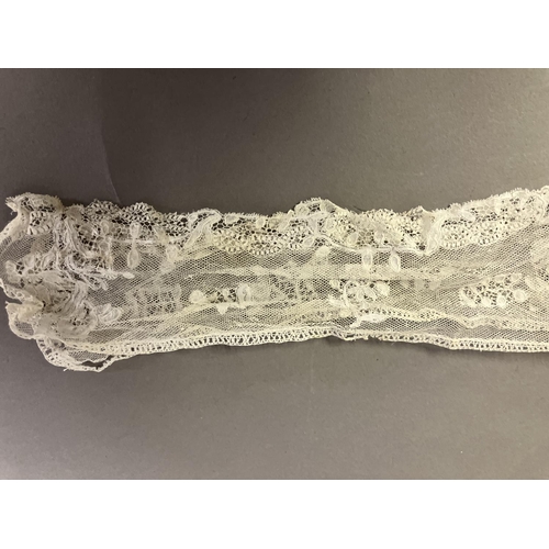 289 - Antique lace: a quantity of 18th and 19th century needle and bobbin lace, featuring a Youghal needle... 