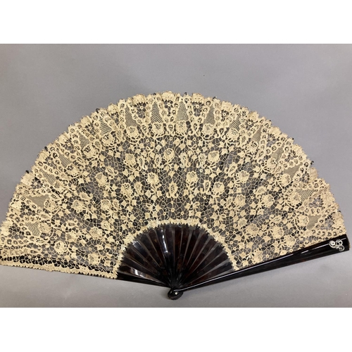 52 - A large late 19th century Carrickmacross lace fan, worked with more detail towards the upper edge, w... 