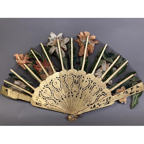 67 - Ann Collier: An intricate leaf designed to form a posy when closed, the monture of wood, carved and ... 