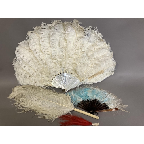 85 - A white ostrich feather fan, the monture of mother of pearl with a hint of pink, overall height appr... 