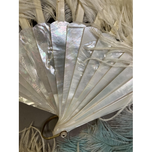 85 - A white ostrich feather fan, the monture of mother of pearl with a hint of pink, overall height appr... 