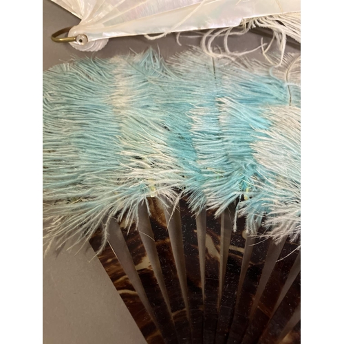 85 - A white ostrich feather fan, the monture of mother of pearl with a hint of pink, overall height appr... 