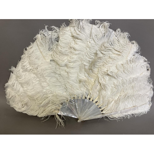 85 - A white ostrich feather fan, the monture of mother of pearl with a hint of pink, overall height appr... 