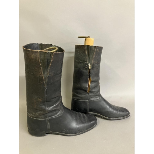 292 - A pair of leather two-tone riding boots with sturdy full boot trees, by Tom Hill, London (Shipping c... 