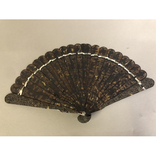 140 - C 1840’s a Chinese carved tortoiseshell brisé fan, with original box stamped with the name TugShing,... 