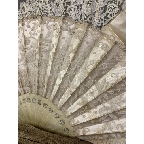 20 - Fans and accessories, late 19th century to early 20th century: Four fans, the first with cream silk ... 