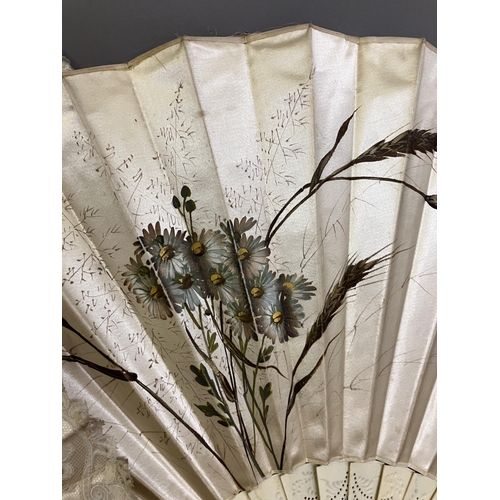 20 - Fans and accessories, late 19th century to early 20th century: Four fans, the first with cream silk ... 