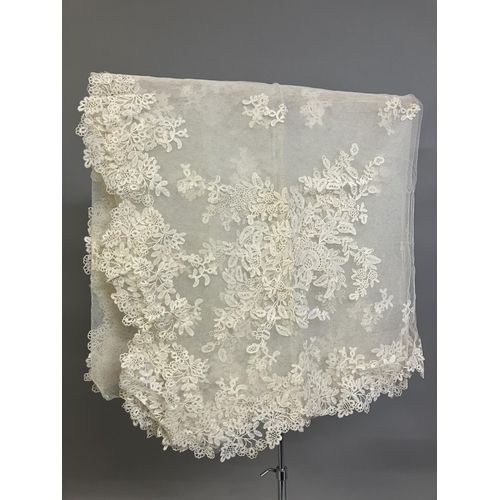 278 - Antique Lace: a good Honiton appliqué wedding veil, with scalloped border, and large floral sprays i... 