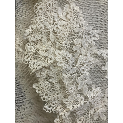 278 - Antique Lace: a good Honiton appliqué wedding veil, with scalloped border, and large floral sprays i... 