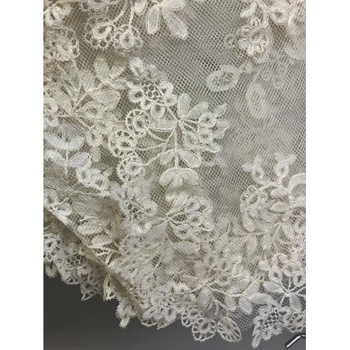 278 - Antique Lace: a good Honiton appliqué wedding veil, with scalloped border, and large floral sprays i... 