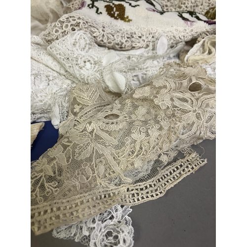 282 - Antique lace: mainly from the 19th century, a selection of Brussels needle lace, bobbin lace, Honito... 