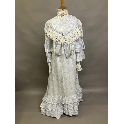 324 - An Edwardian summer two-piece ensemble, c 1903, in printed cotton, pale blue flowers and leaves on a... 