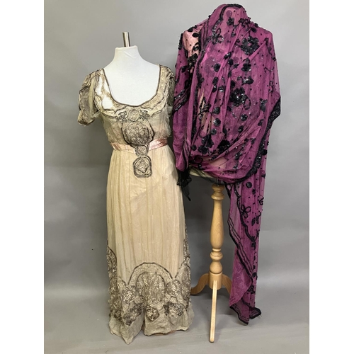 329 - An Edwardian evening dress in dark cream chiffon, with short sleeves and scoop neck, lined in silk, ... 