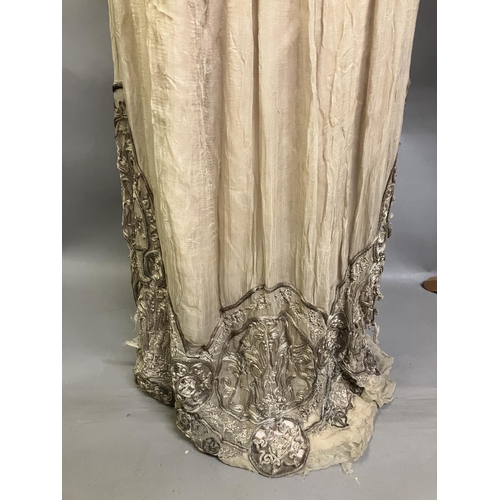 329 - An Edwardian evening dress in dark cream chiffon, with short sleeves and scoop neck, lined in silk, ... 