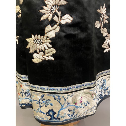 141 - A late 19th c/early 20th century Chinese silk robe, black with applied shaped cloud collar, embroide... 