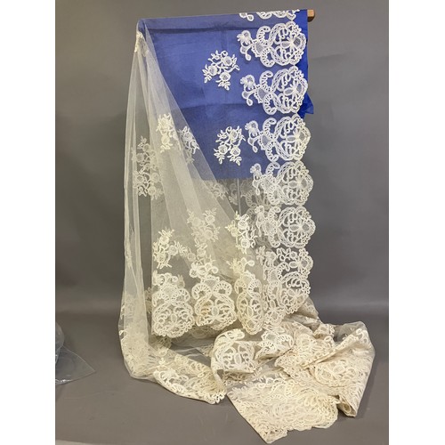 264 - A very large and fine quality late 19th century wedding veil, Honiton Bobbin Appliqué, deep lace bor... 