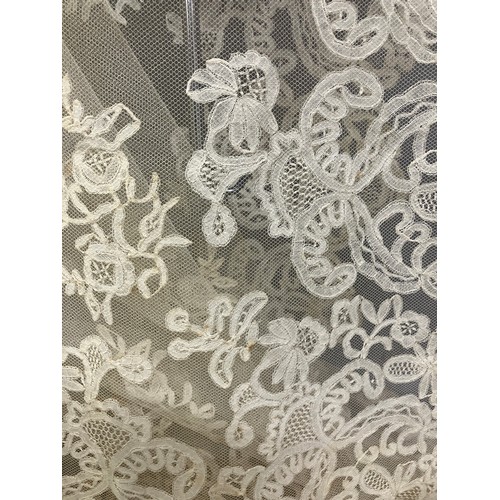 264 - A very large and fine quality late 19th century wedding veil, Honiton Bobbin Appliqué, deep lace bor... 